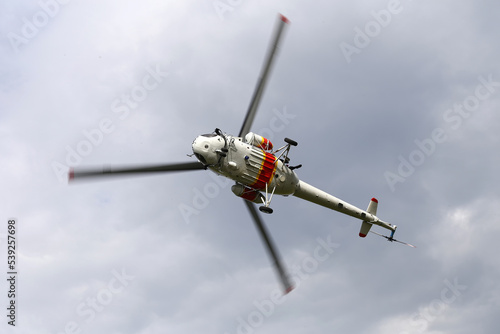 Helikopter polskiej policji w trakcie akcji poszukiwawczej i ratunkowej