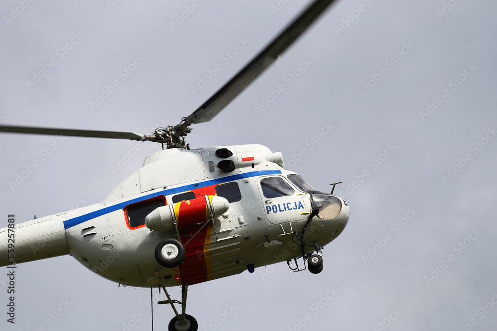 Helikopter polskiej policji w trakcie akcji poszukiwawczej i ratunkowej - obrazy, fototapety, plakaty 