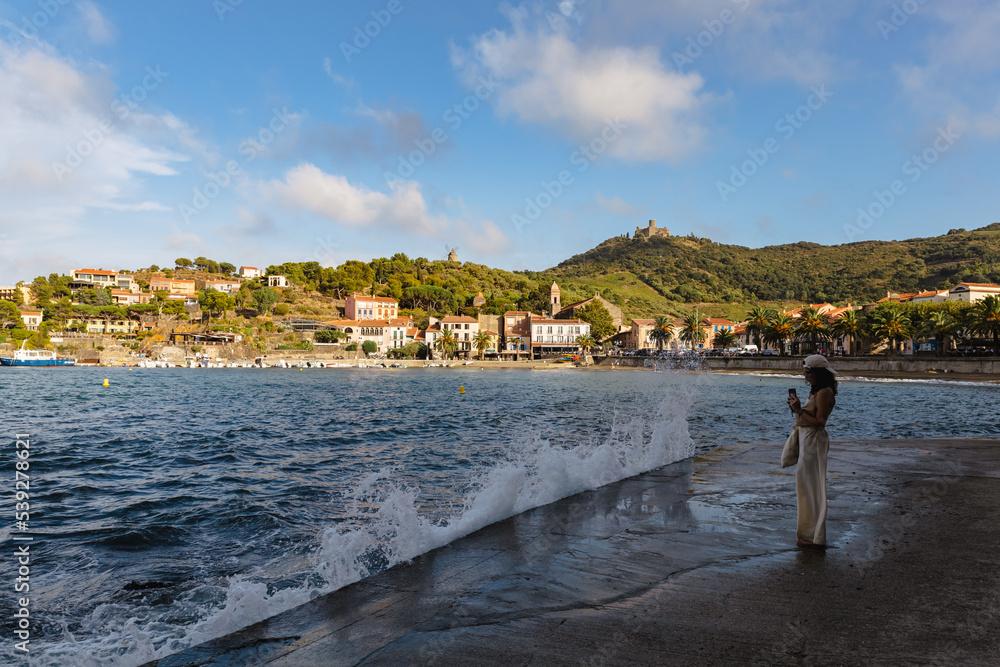 Fototapeta premium The girl and the crashing waves