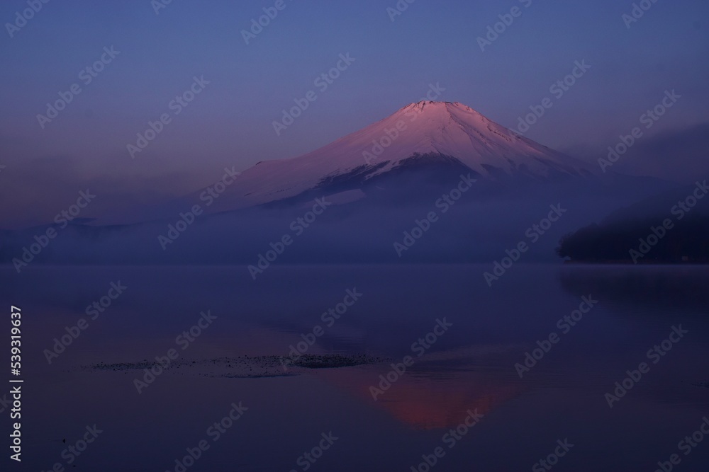 山中湖より望む朝焼けの富士山