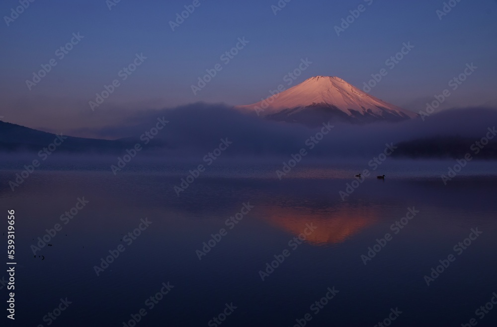 山中湖より望む朝焼けの富士山