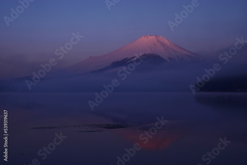 山中湖より望む朝焼けの富士山 © sada
