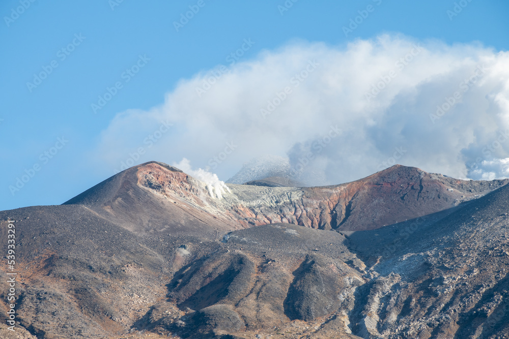 噴火口と青空　十勝岳
