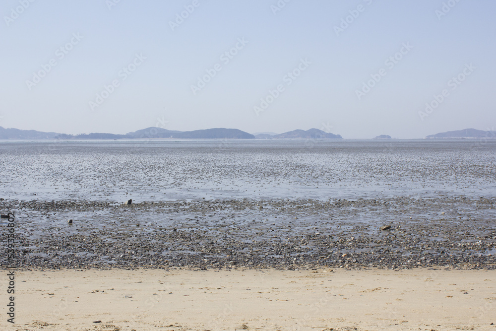 It is a beach with tidal flats and sandy beaches. It is a beach with tidal flats and sandy beaches.
