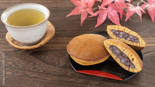 Wallpaper Mural 和菓子のどら焼きと緑茶｜紅葉と秋のイメージ Torontodigital.ca