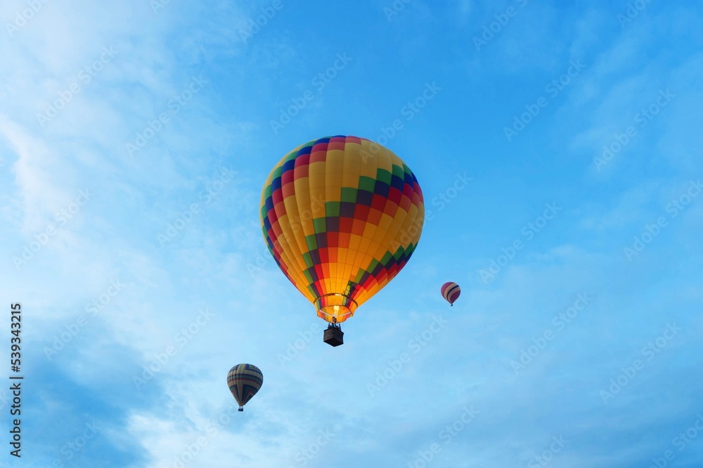 Fototapeta premium Hot air ballloon with blue sky