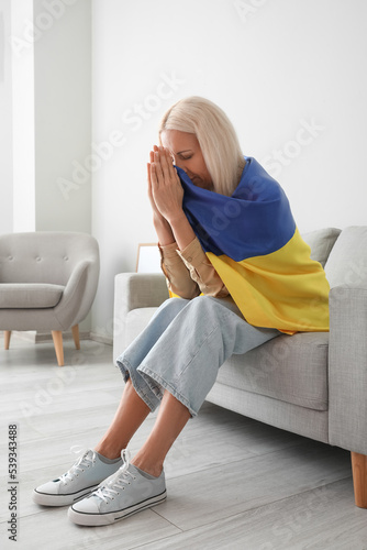 Mature woman with flag of U...