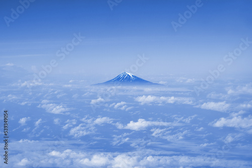 雄大に広がる雲海、天空から撮影した富士山の風景イメージ © AGRX