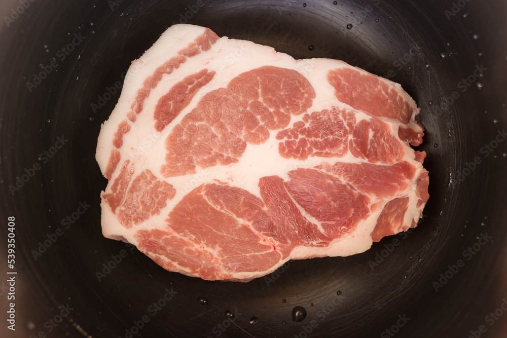 厚切りの豚肉および調理器具の内鍋
厚切りの豚肉および調理器具の内鍋