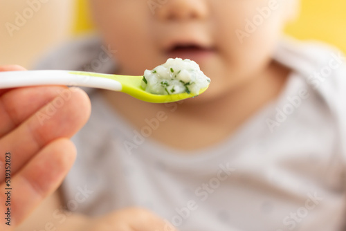 離乳食を食べる赤ちゃん