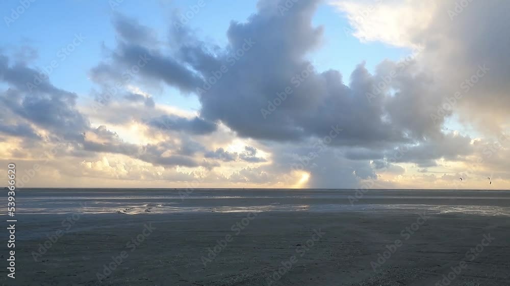 Sonnenuntergang über dem Wattenmeer vor der Insel Römö Sonnenuntergang über dem Wattenmeer vor der Insel Römö