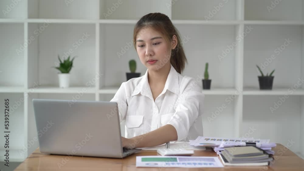 Beautiful Asian business woman is using a laptop to work in the office with a cheerful expression
Beautiful Asian business woman is using a laptop to work in the office with a cheerful expression