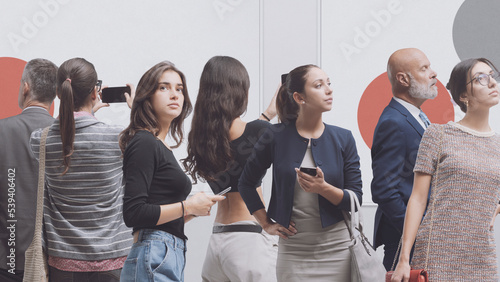 Φωτογραφία Visitors at the art gallery