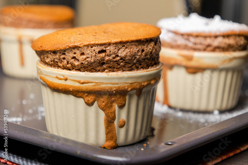 Foto chocolate souffle home made at the kitchen table