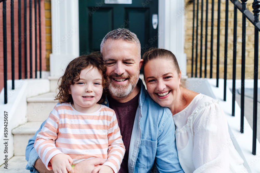 Obraz premium Family moving into new house in the city.