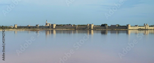 Les remparts d'Aigues Mortes vus des salines