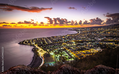 Vue aérienne de Saint-Denis à l'aube, La Réunion.