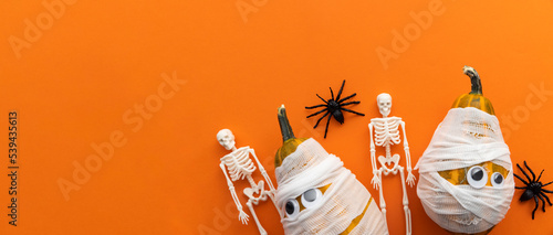 Foto Cute halloween background with mummy pumpkins, skeletons and spiders