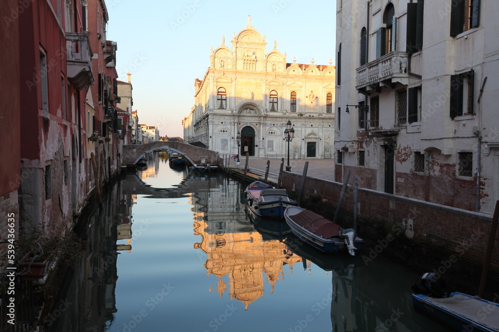 Venezia. Rio dei Mendicanti verso Ponte Cavallo e la Scuola di San Marco ai SS Giovanni e Paolo
