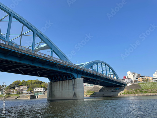 橋を下から見上げる。 © Tokyo Design Club