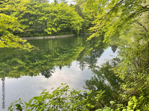 日本のリゾート地の風景。軽井沢。池のある公園。