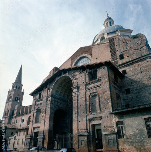 Mantova. Basilica di sant' andrea a mantova sul lato che sovrasta piazza leon battista alberti.
 photo