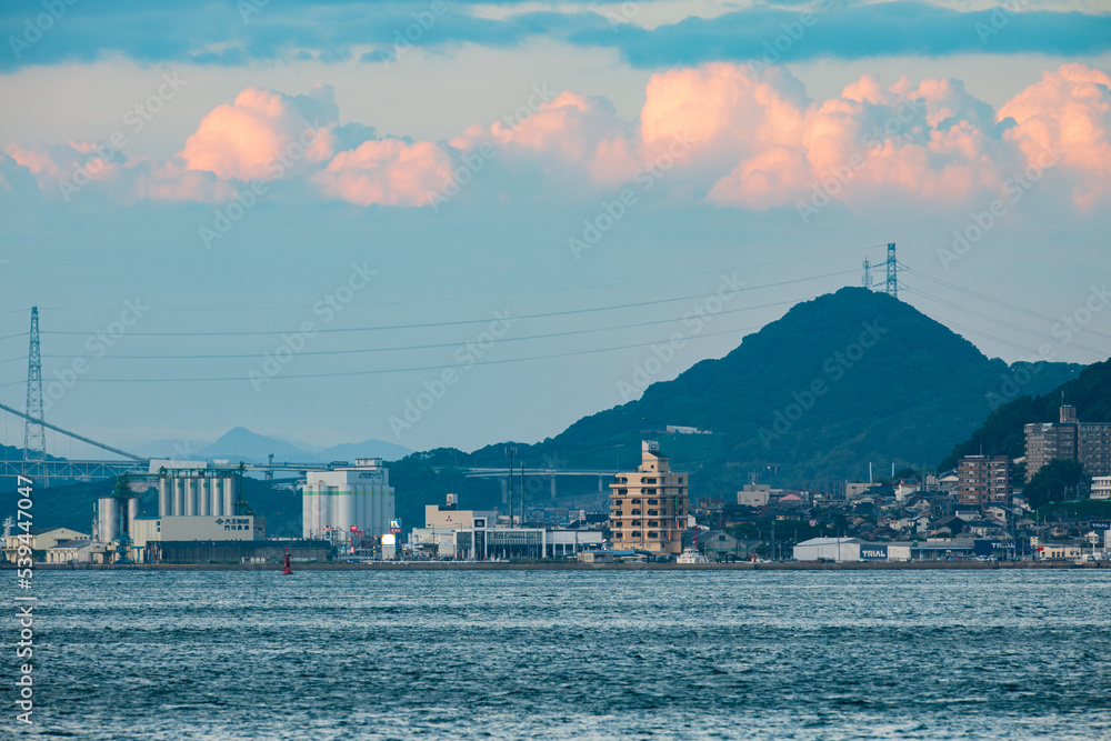 Naklejka premium 夕暮れの関門海峡と門司港の街並み