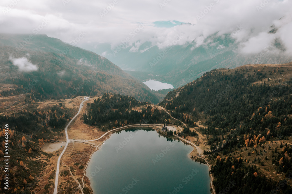 Der Obersee am Staller Sattel und der Antholzer See an der Grenze Italien - Österreich. Herbstlandschaft aus der Luft. Drohne