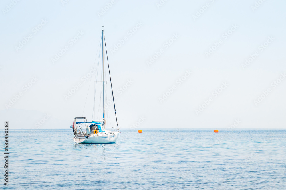 Samotna łódka na morzu pomiędzy wyspą Paxos a Antipaxos - obrazy, fototapety, plakaty 