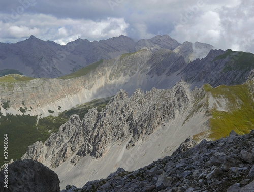 scenica vista delle rocce delle montagne in una giornata nuvolosa photo