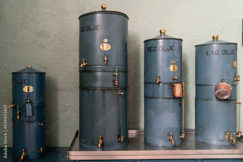 Naklejka premium Ölbehälter im Wasserkraftwerk Tyssedal, Norwegen