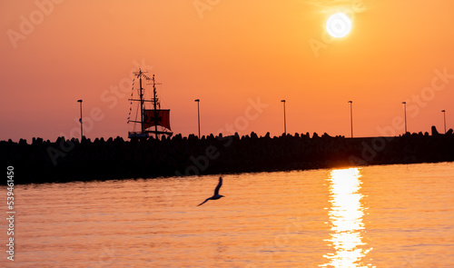 Obraz na płótnie Sonnenuntergang im Hafen von Kołobrzeg.
Polnische Ostsee, Sommer 2022 w salonie