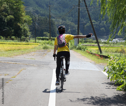 サイクリング　右折の手信号