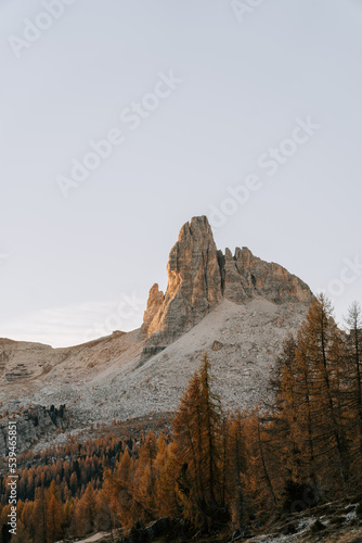 Der Becco di Mezzodi am Lake Federa in den Dolomiten. Dolomiten bei Sonnenuntergang. Lago di Croda photo