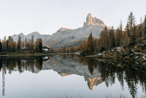Letzte Sonnenstrahlen am Lake Fedare / Lago di Federa in den Belluner Dolomiten zum Sonnenuntergang. Es ist Herbst in den Dolomiten 2
