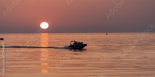 Obraz na płótnie Segelmotorboot bei Sonnenuntergang in Kołobrzeg.
Ostsee - Polen, Sommer 2022. w salonie