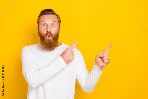 Foto Photo of young handsome redhair omg wow reaction finger pointing empty space adv