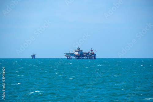 Fototapeta Naklejka Na Ścianę i Meble -  Oil or gas drilling platform