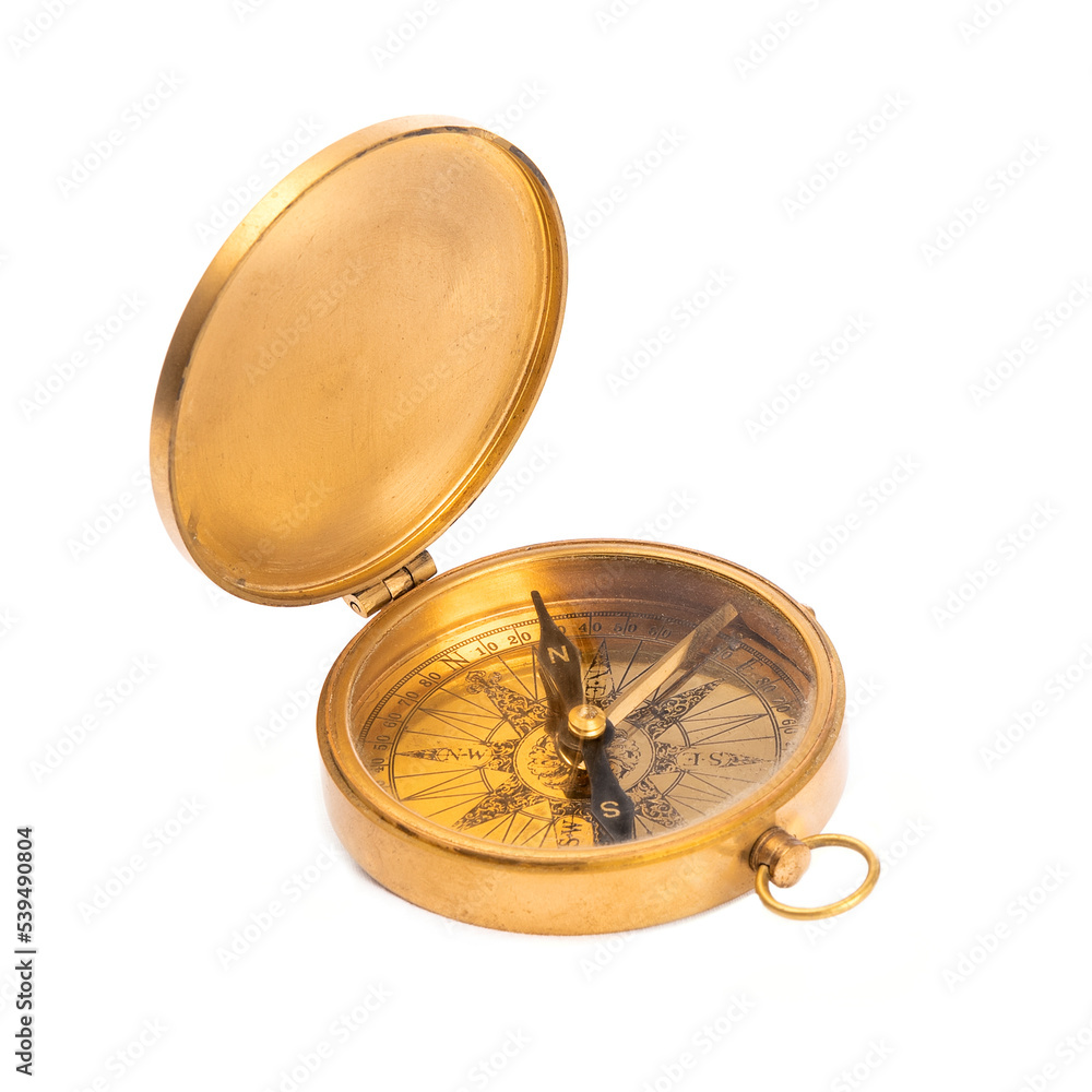 Boussole ancienne en cuivre sur fond blanc de type packshot Boussole ancienne en cuivre sur fond blanc de type packshot
