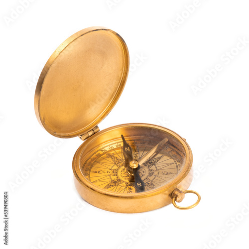 Boussole ancienne en cuivre sur fond blanc de type packshot