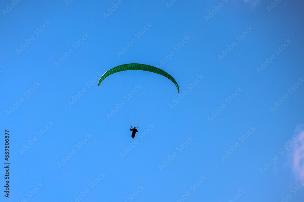 大空を滑空するハンググライダー