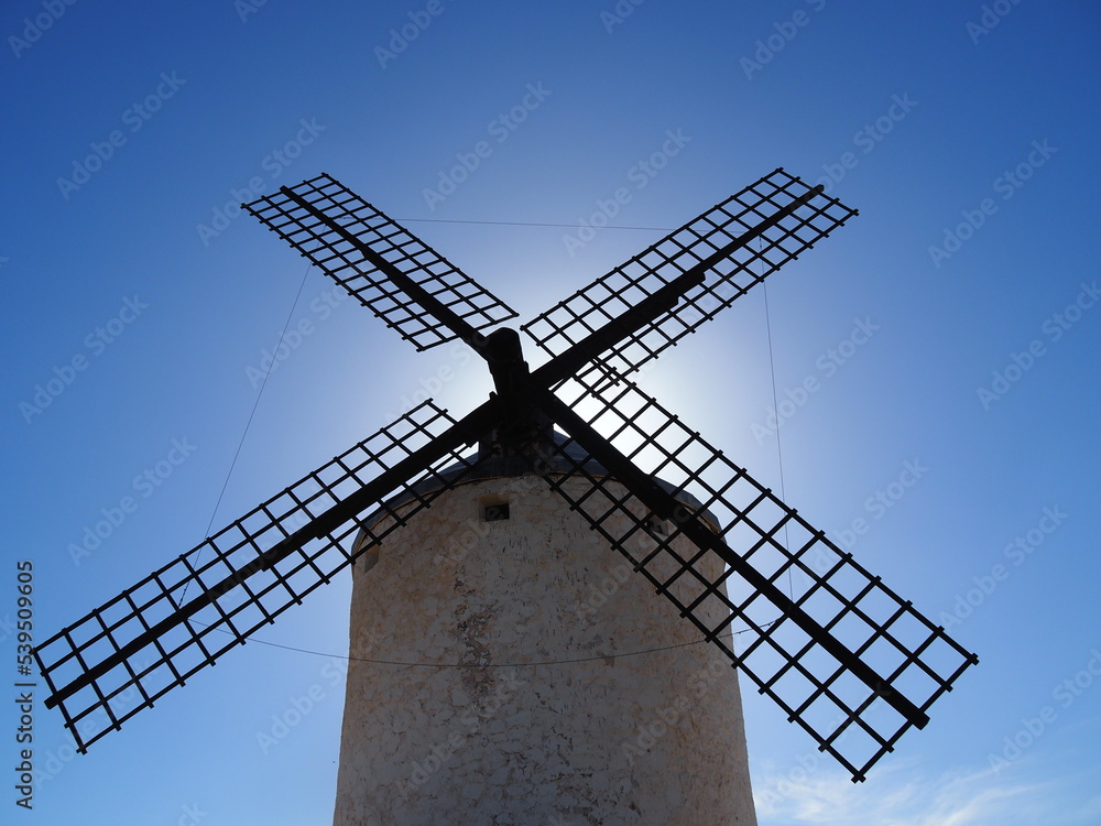 Consuegra, localidad española famosa por sus molinos de viento. Consuegra, localidad española famosa por sus molinos de viento.