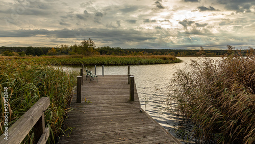 Panorama mit Wolken am Himmel   ber der Landschaft mit Steg im See