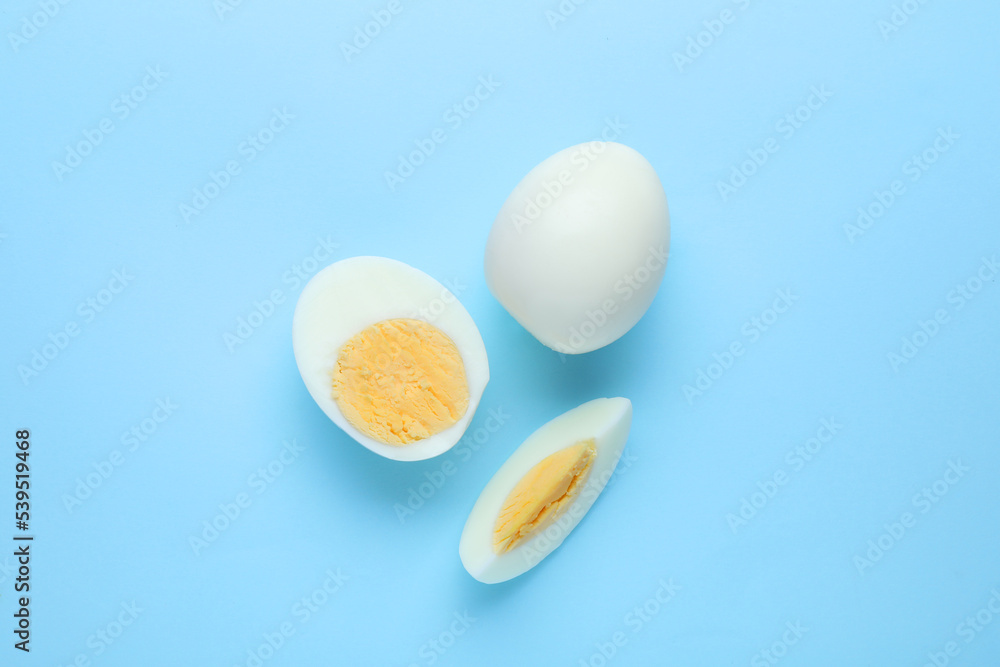 Fresh hard boiled eggs on light blue background, flat lay StockFoto