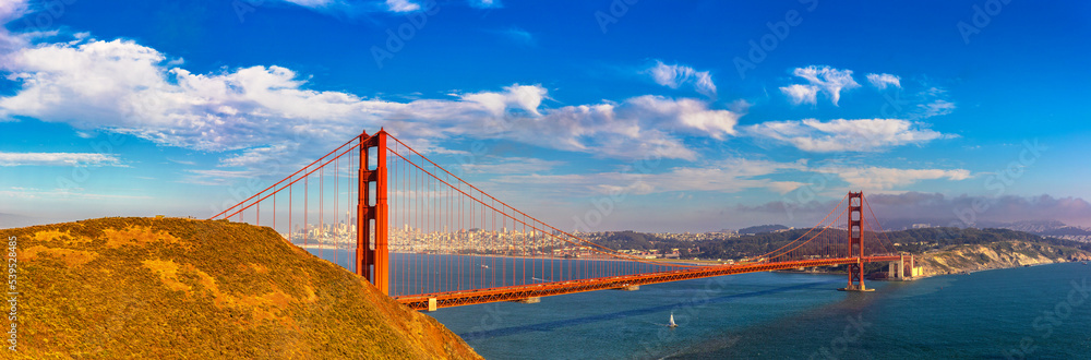 Fototapeta premium Golden Gate Bridge in San Francisco
