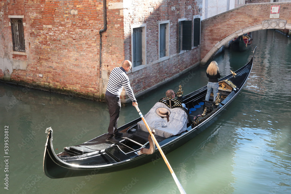 Gondolier naviguant à Venise