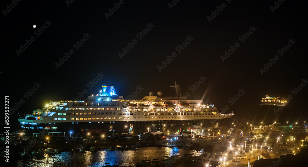  Nachts im Hafen-Kreuzfahrtschiff