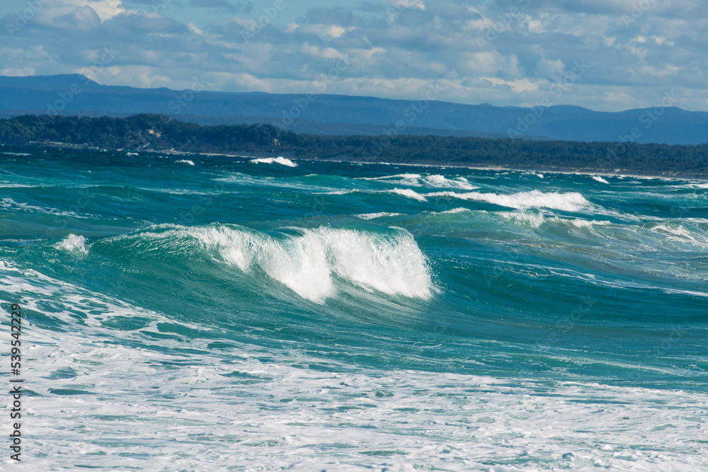 Fototapeta premium waves crashing on the beach