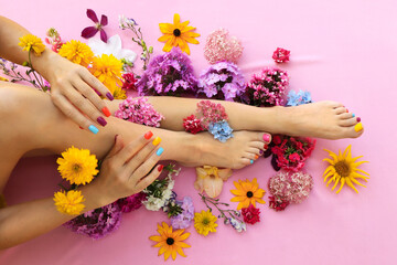 Handdoek met foto Pedicure Kleurrijke manicure en pedicure met bloemen  © marigo
