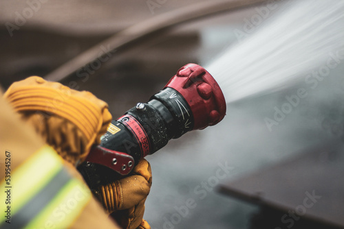 Hohlstrahlrohr Feuerwehr, Brand löschen
